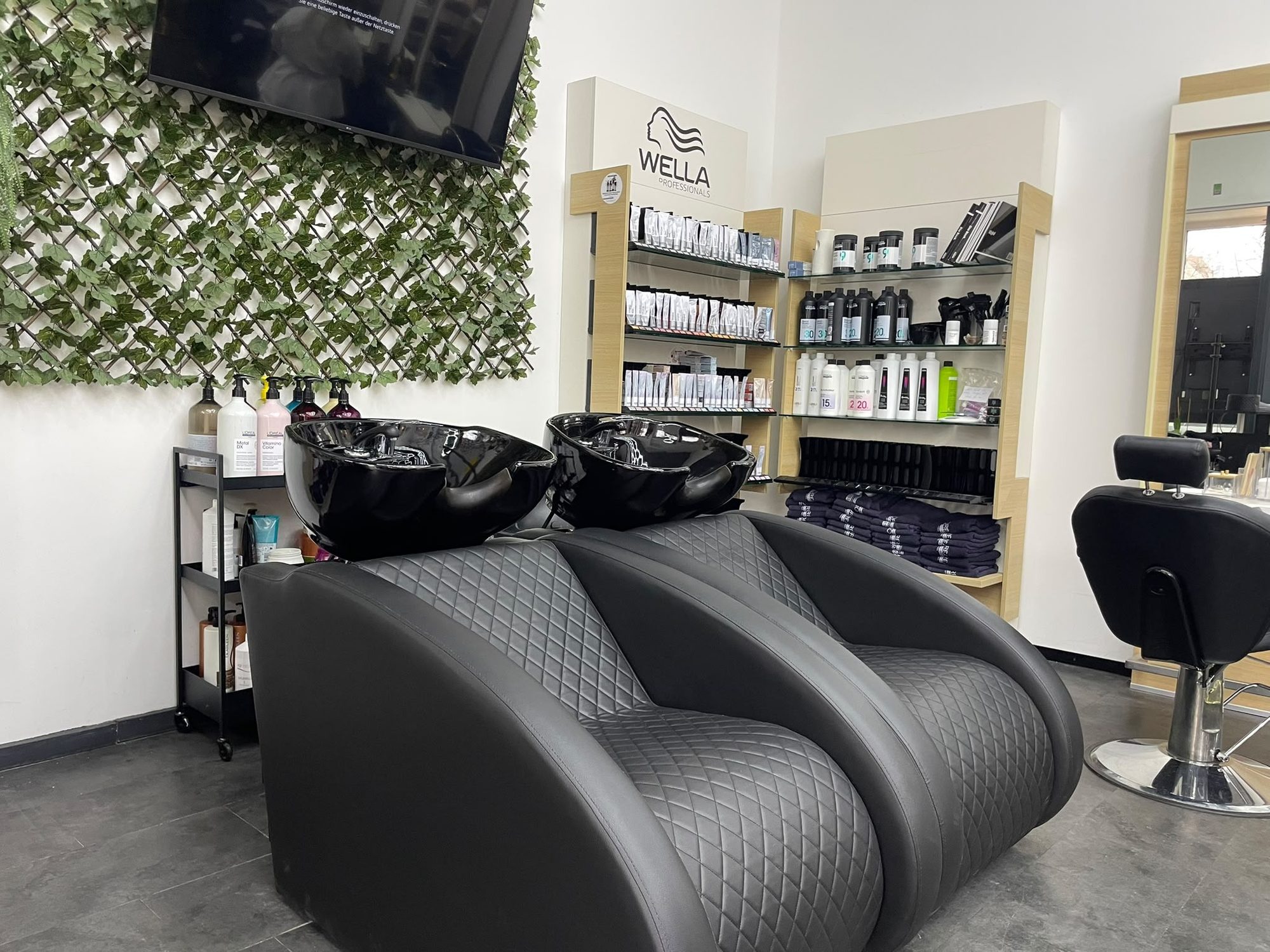 Waschplätze mit Pflanzenwand im Salon CHECK YOUR HAIR, Seestraße 104 Berlin-Wedding